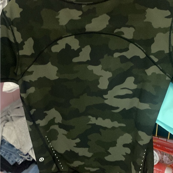 Camouflage T-Shirt swift Lululemon size 2 - Picture 2 of 2